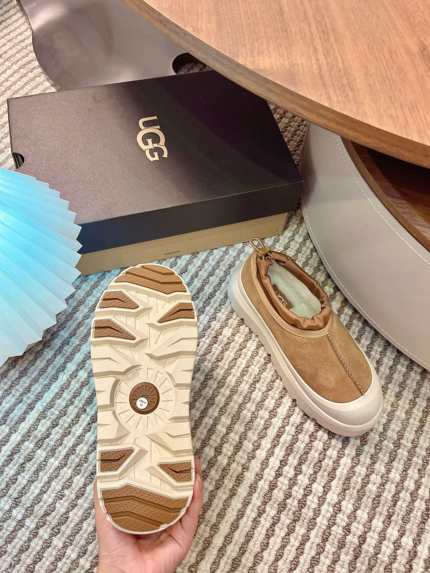 [UGG] P:500💰 Couple shoes Size: 35-44 [Wang Yibo's same style] UGG2025 new winter style Tasman fashion shoes for men and women 1144096 Ugg new fur shoes for autumn and winter, snow boots, same style for men and women ~ Handsome slip-on, lazy shoes, super easy to put on and take off ~ Suede cowhide fabric ~The soles are molded from original soles, not cheap rubber foam, but made of modern material. The characteristics of this material are that it is light, wear-resistant and non-slip. The outsole has a clear logo imprint, which is comparable to that of a store~